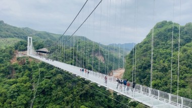 [CỰC HOT] Cầu kính Mộc Châu Island ở Mộc Châu là đường đi bộ bằng kính dài trên 600m